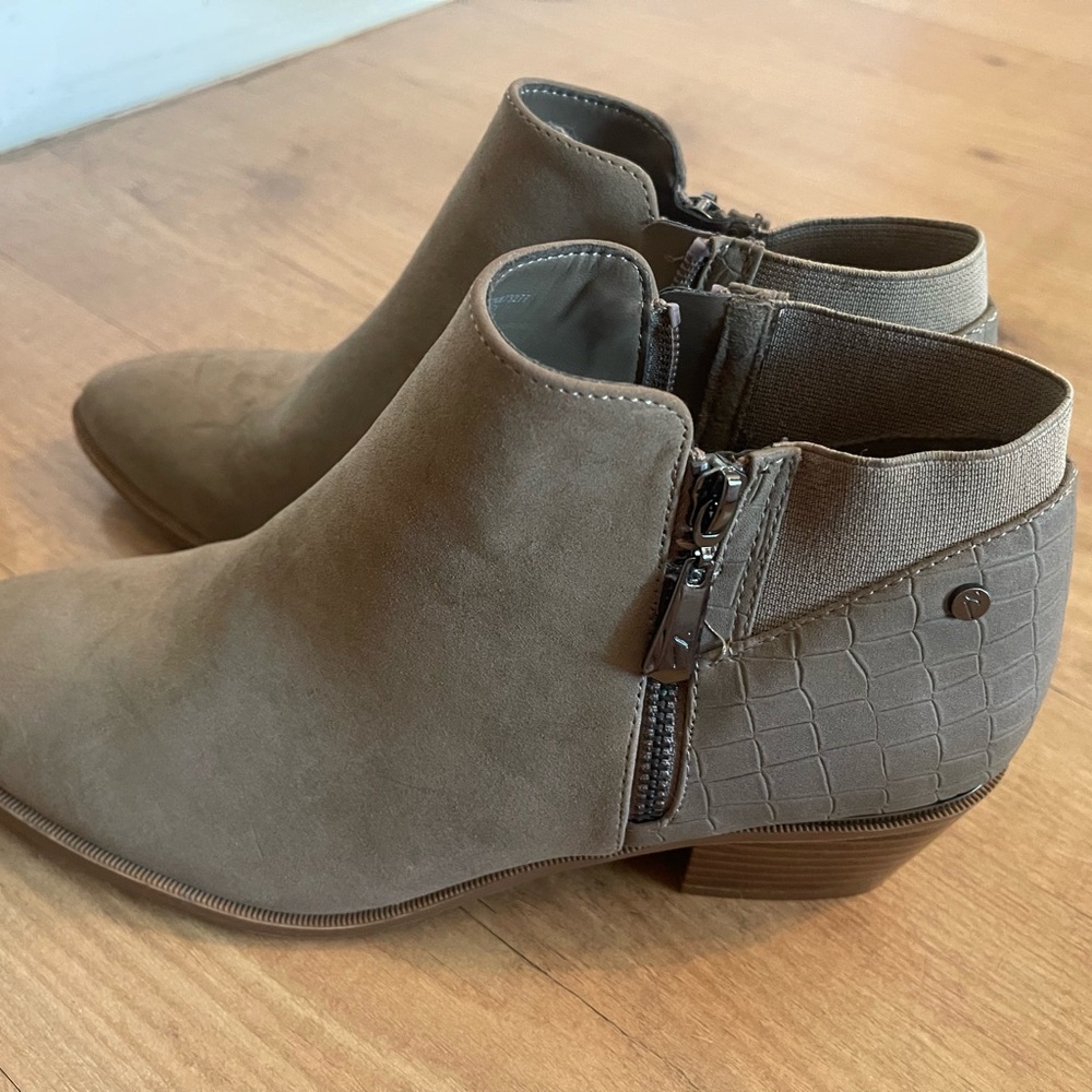 NWOT Vera Bradley Women’s Taupe Ankle Booties with Side Zip - Picture 3 of 6